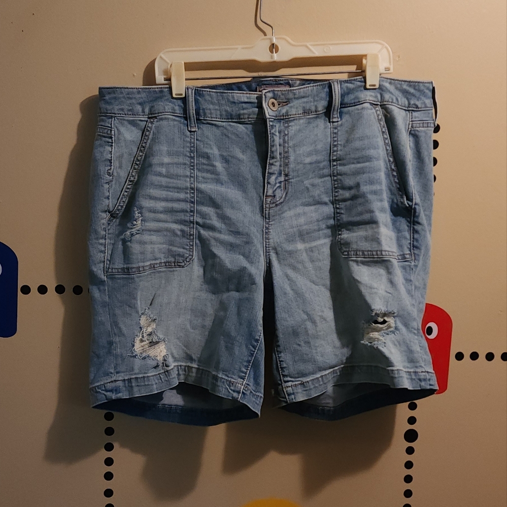 NWT Torrid Size 20 Faded Light Wash Distressed Ripped Denim Bermuda Jean Shorts